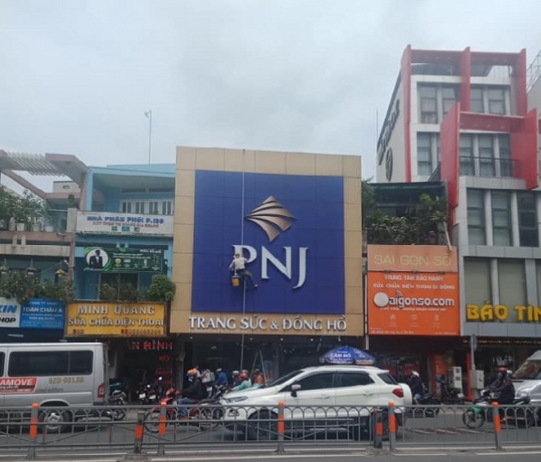 Ong Thợ đu dây vệ sinh bảng hiệu cửa hàng nữ trang PNJ tại Hoàng Văn Thụ Tp Hồ Chí Minh