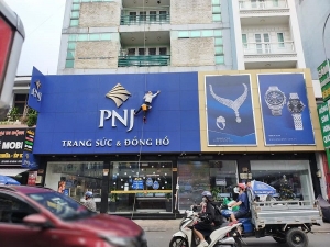 Vệ Sinh Bảng Hiệu Tại Cửa Hàng Nữ Trang PNJ 206-208 Tân Hương , Tân Phú ,TP.HCM