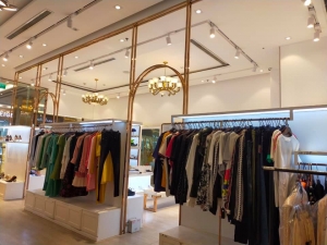 Ong Thợ khảo sát cung cấp gói vệ sinh định kỳ cho một chuỗi của thương hiệu thời trang cao cấp tại các Trung tâm thương mại Landmark 81,Ks Rex,Takashimaya,Crescent Mall
