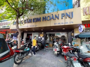 Ong Thợ Tổng vệ sinh cửa hàng PNJ chợ Bến Thành Thành Phố Hồ Chí Minh