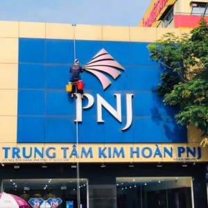 Đu dây vệ sinh bảng hiệu cửa hàng PNJ Nguyễn Oanh Gò Vấp Tp HCM